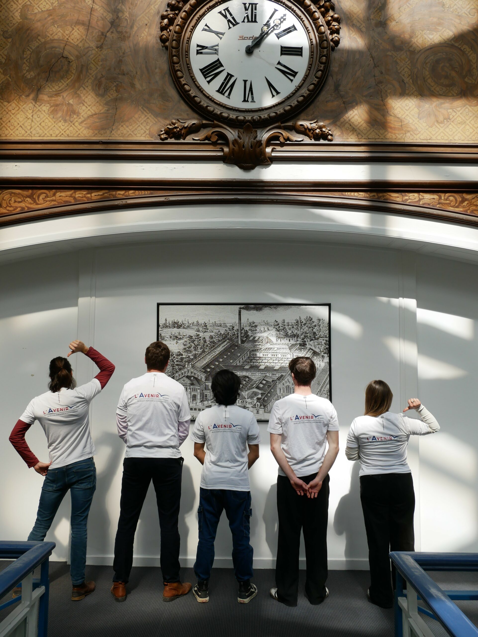 Participants de la Grande Halle Oberthur au Rennes Urban Trail devant le bâtiment, vêtus de leurs t-shirts aux couleurs de GHO.